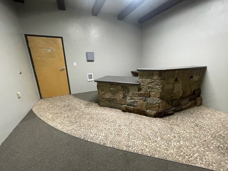 More Photos Of 20700 Carmen Loop, Bend Manufacturing For Lease