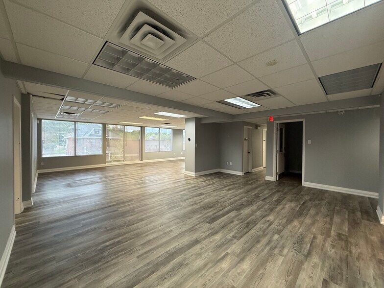 More Photos Of 361 King St, Midland Office For Sale