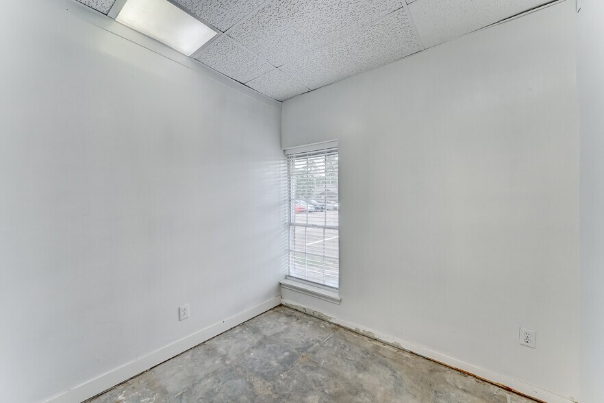 More Photos Of 14721 Pebble Bend Dr, Houston Medical For Lease