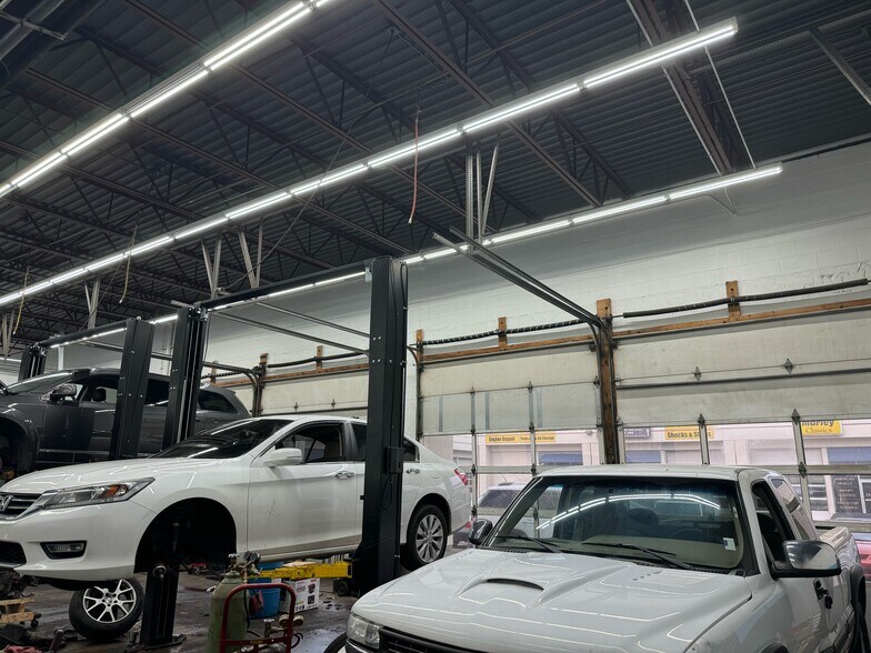 More Photos Of 3201 Highway 13 W, Burnsville Auto Repair For Lease