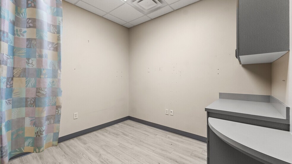 More Photos Of 910 James Bowie Dr, New Boston General Retail For Lease