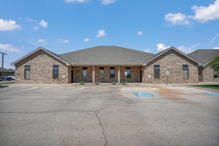 More Photos Of 701-901 Tradewinds Blvd, Midland Office For Lease
