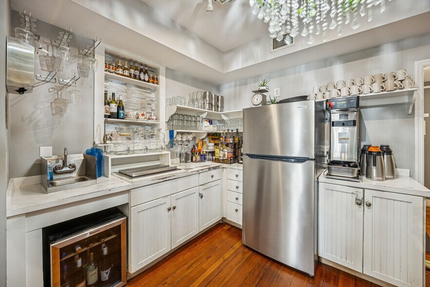 More Photos Of 218 Ash St, Fernandina Beach Freestanding For Sale