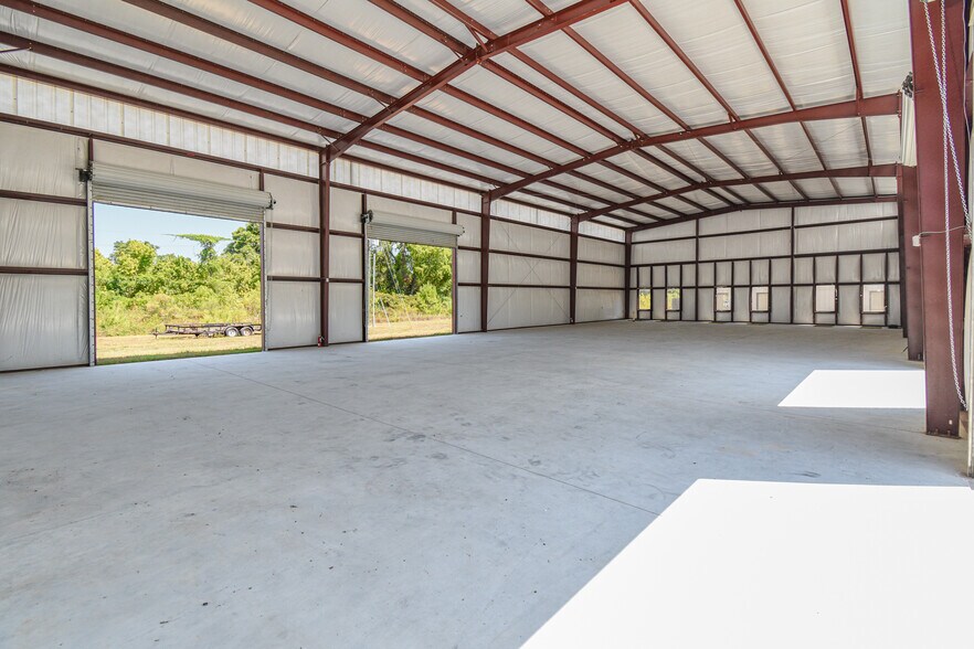 More Photos Of 315 Industrial Park Blvd, Willis Light Manufacturing For Sale