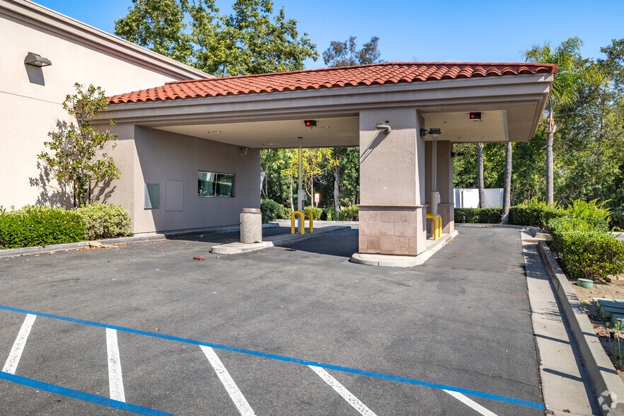 More Photos Of 640 Hacienda Dr, Vista Storefront For Sale