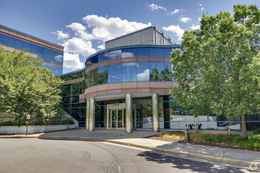 More Photos Of 15000 Conference Center Dr, Chantilly Office For Lease