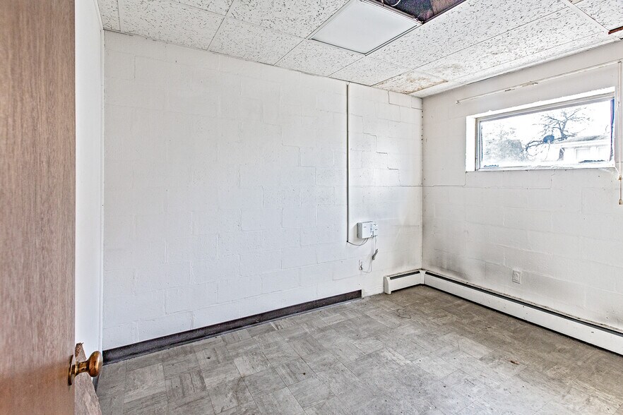 More Photos Of 16 S Maryland Ave, Wilmington General Retail For Sale