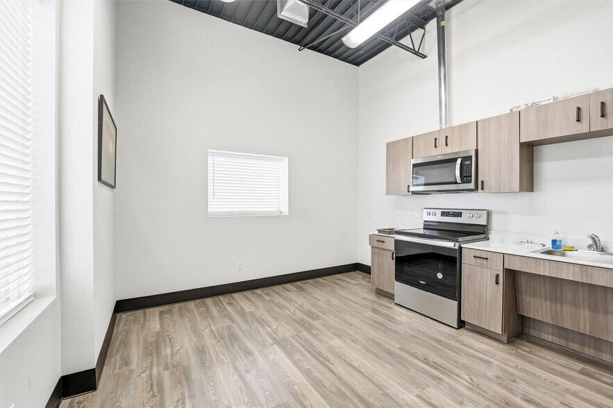 More Photos Of 1300 E Belknap St, Fort Worth Showroom For Sale