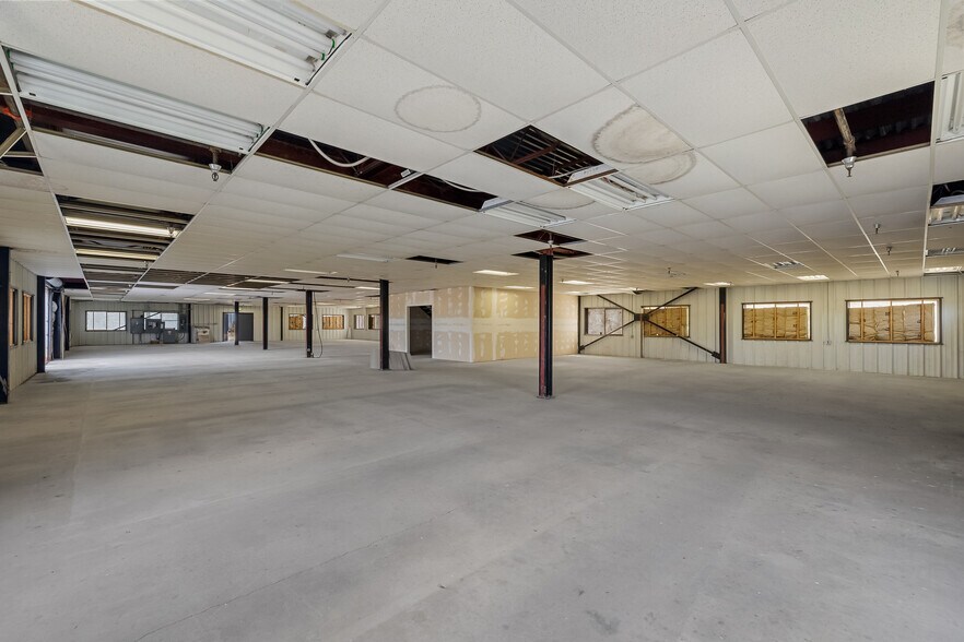 More Photos Of 51 Tower Blvd, Elma Flex For Lease