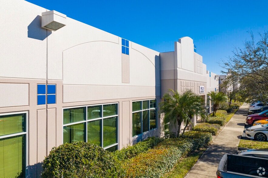 More Photos Of 4015-4037 Crescent Park Dr, Riverview Flex For Lease