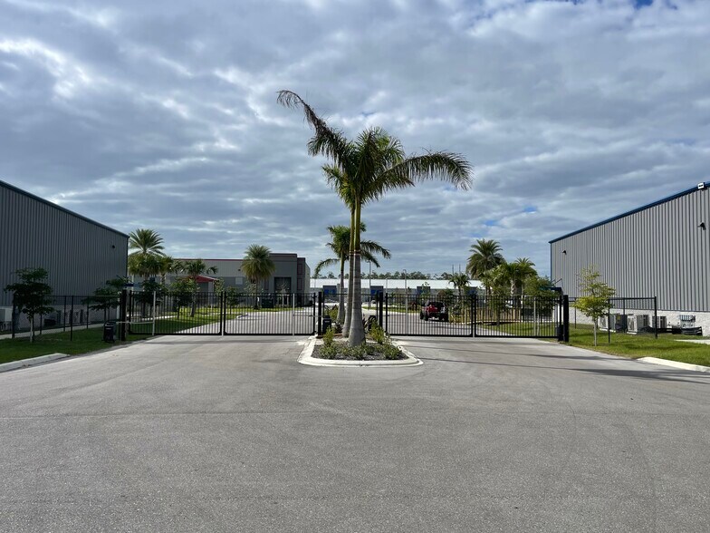 More Photos Of 16291 Innovation Lane, Fort Myers Self Storage For Sale