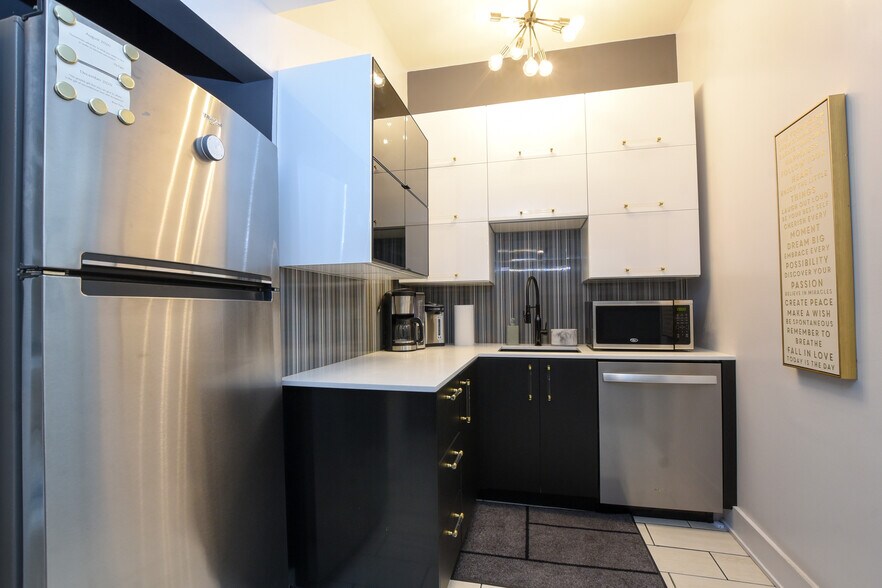 More Photos Of 1641-1643 W North Ave, Chicago Storefront Retail Office For Lease