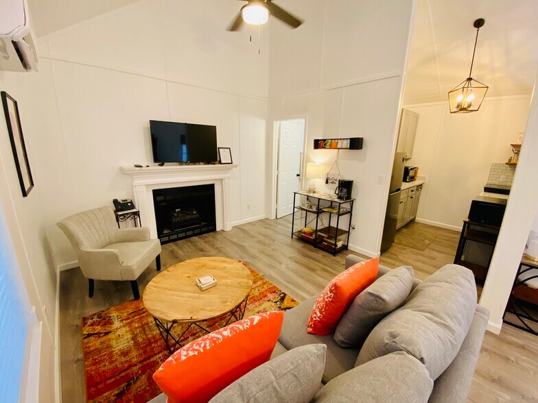 More Photos Of 104 Scudder Ln, Wimberley Hotel For Sale