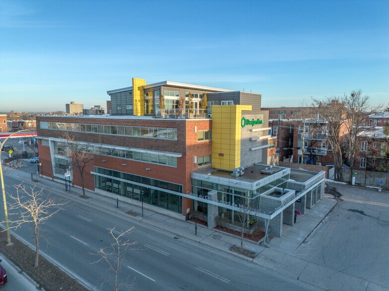 More Photos Of 7915 Boul Saint-Laurent, Montréal Bank For Lease
