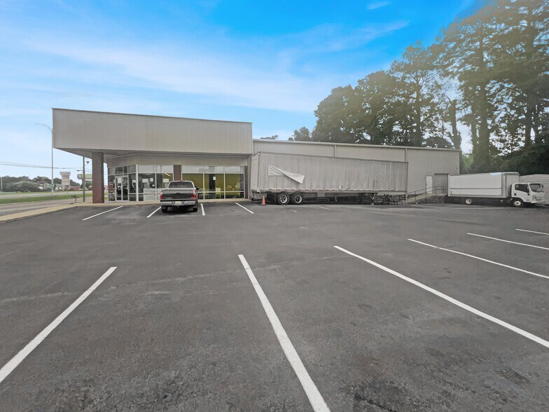 More Photos Of 2719 McFarland Blvd E, Tuscaloosa General Retail For Lease