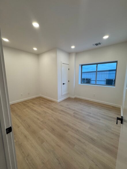 More Photos Of 10020 Darden Hill Rd, Austin Light Distribution For Sale