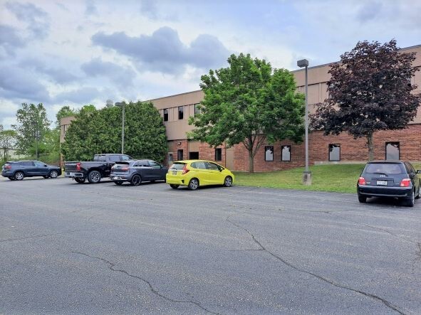 Primary Photo Of 1661 Summit Dr, Fort Atkinson Light Manufacturing For Sale