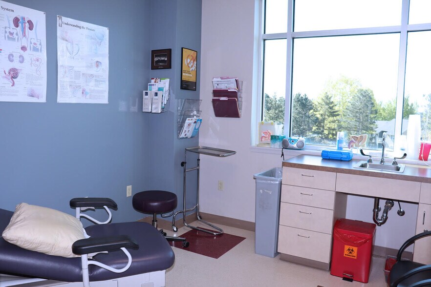 More Photos Of 24076 SE Stark St, Gresham Medical For Lease