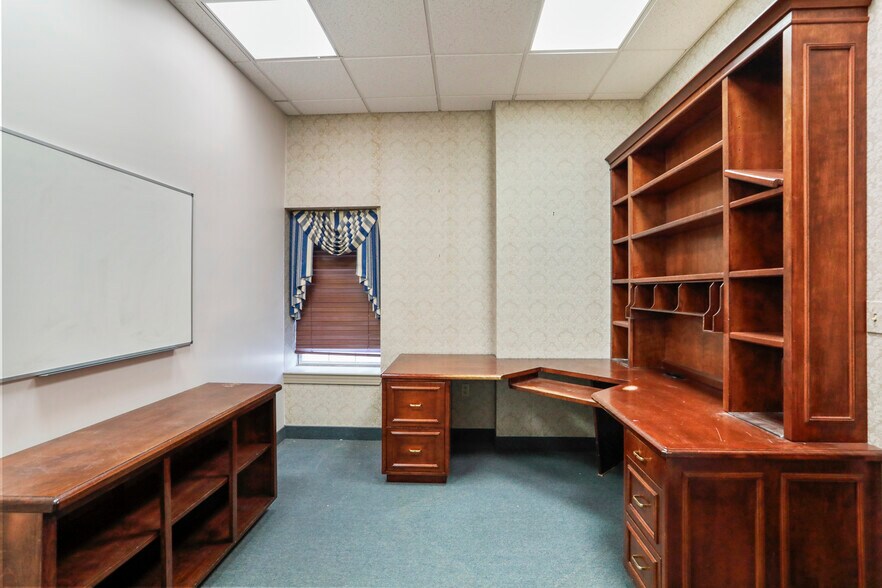 More Photos Of 18-20 W Washington St, Hagerstown Office For Lease
