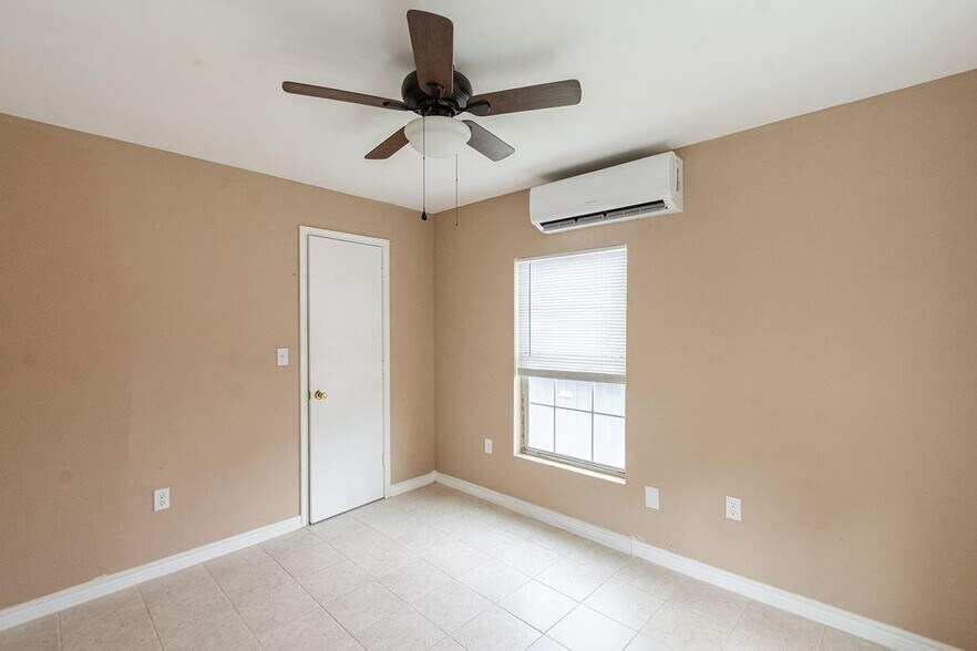 More Photos Of 2809 Market St, Baytown Office Residential For Lease