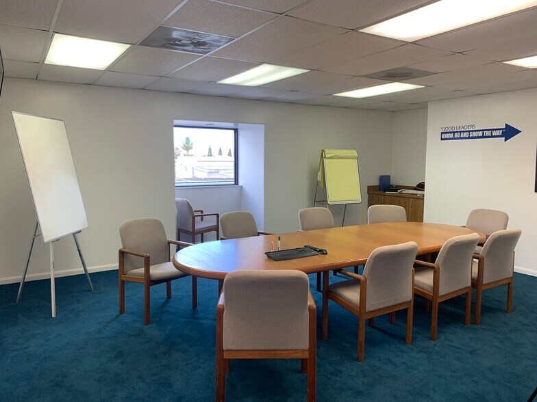 More Photos Of 46-158 Kahuhipa St, Kāneohe Showroom For Lease