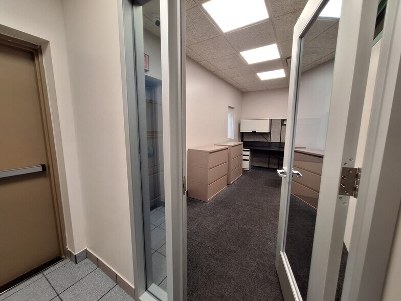 More Photos Of 19 Jackson Ave, Collingdale Manufacturing For Lease