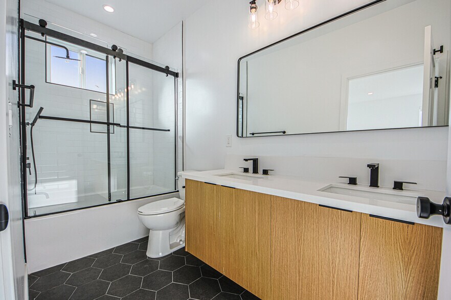 More Photos Of 2200 Thurman Ave, Los Angeles Multifamily For Sale