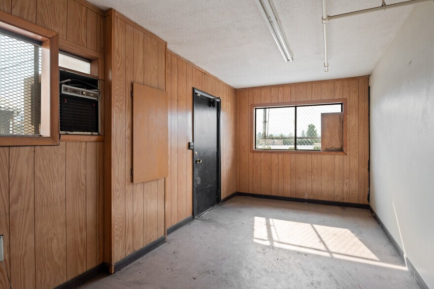 More Photos Of 523 7th Ave, Longview Warehouse For Sale