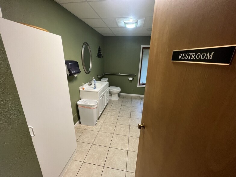 1234 N Water St, Decatur, IL 62521 Office For Sale