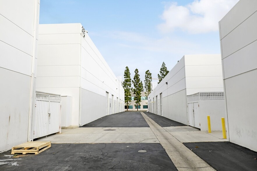 More Photos Of 32 Mauchly, Irvine Manufacturing For Sale