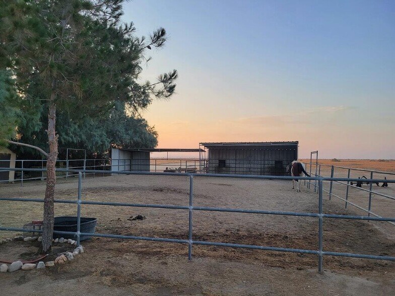 More Photos Of 41614 102nd St E, Palmdale Industrial For Lease