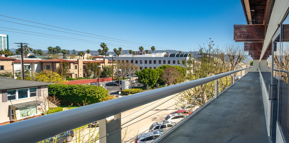 More Photos Of 4444 W Lakeside Dr, Burbank Office For Lease