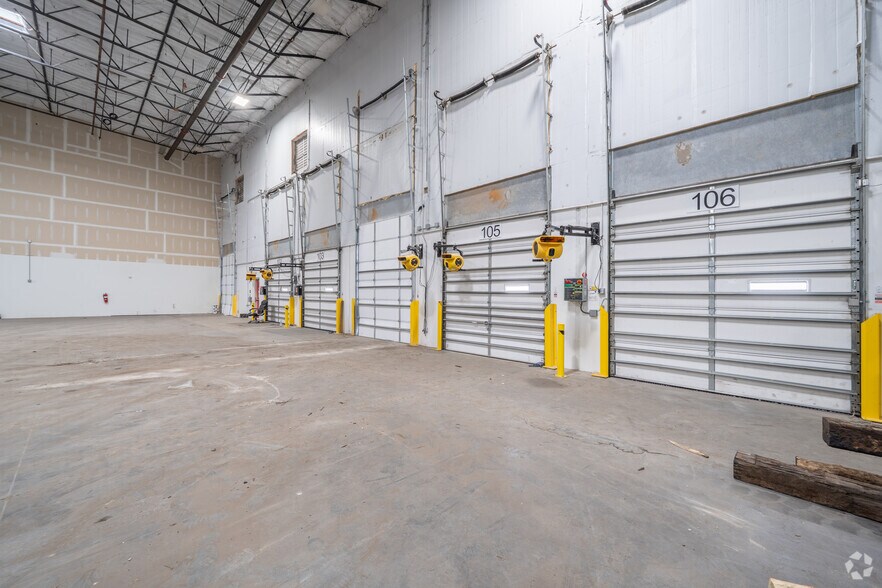 More Photos Of 9851 Fallbrook Pines Dr, Houston Warehouse For Lease