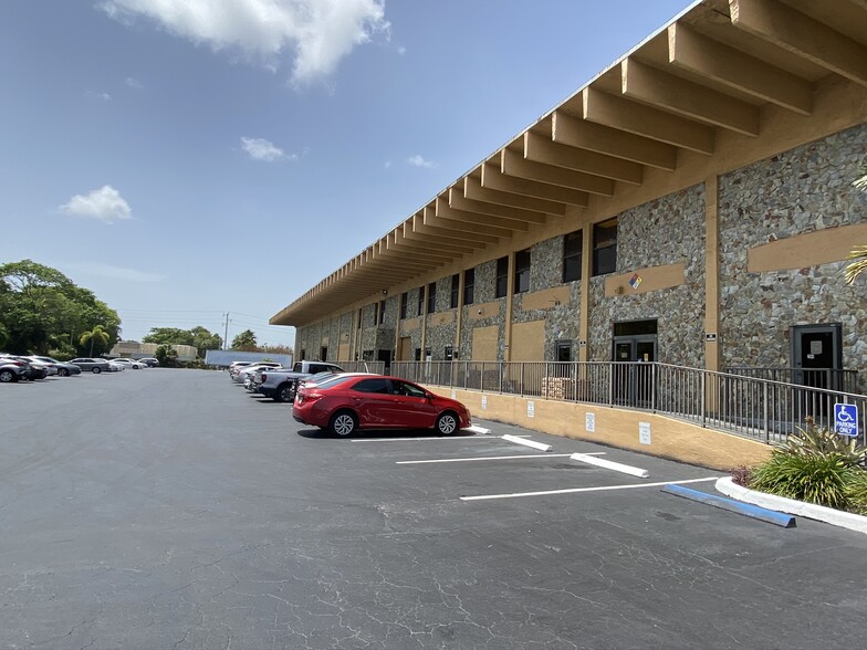 More Photos Of 6245 N Powerline Rd, Fort Lauderdale Light Distribution For Lease