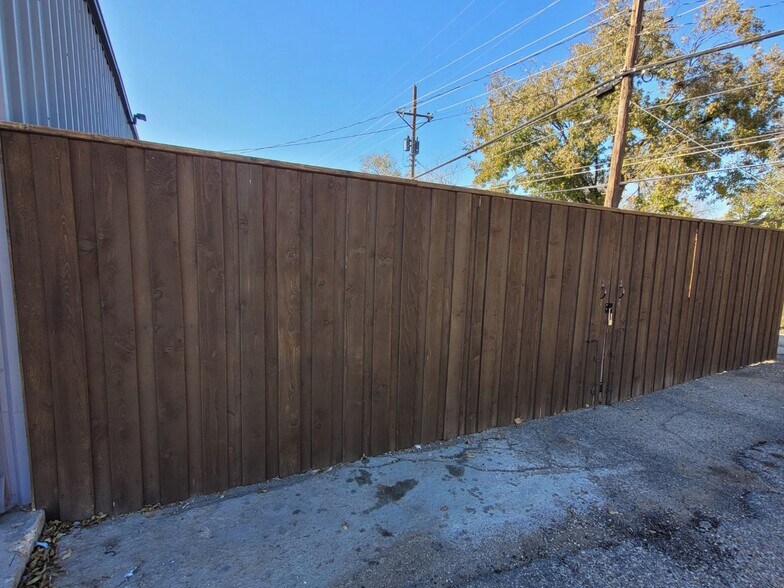 More Photos Of 2006 50th St, Lubbock Flex For Lease