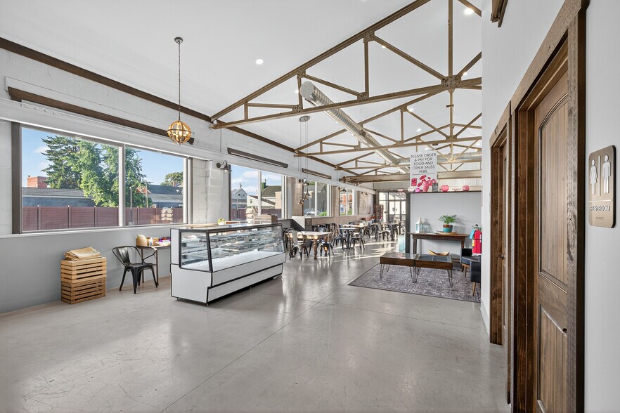 More Photos Of 51 N Main St, Manheim General Retail For Sale