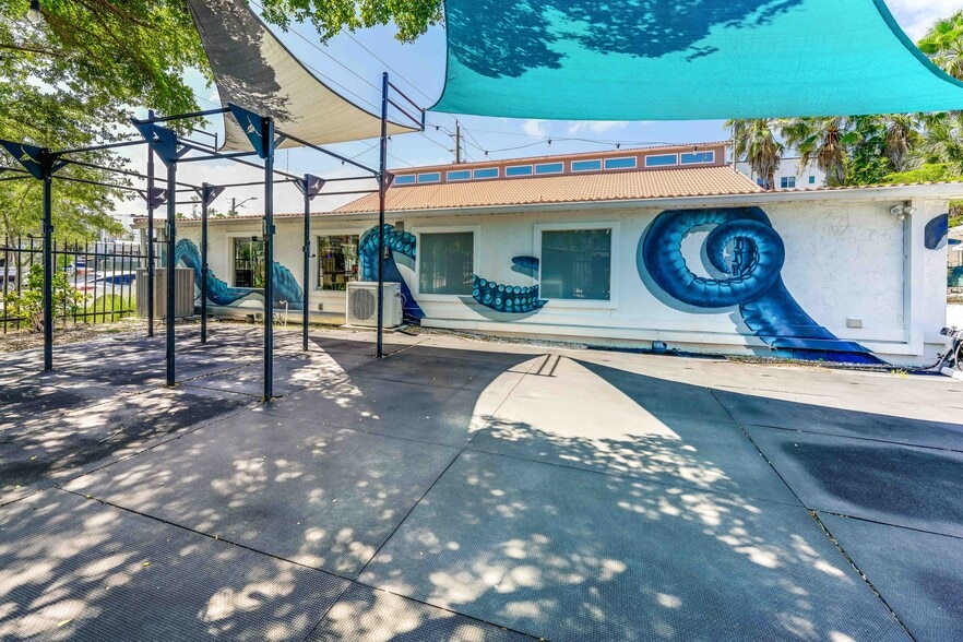 More Photos Of 423 N Lemon Ave, Sarasota Freestanding For Sale