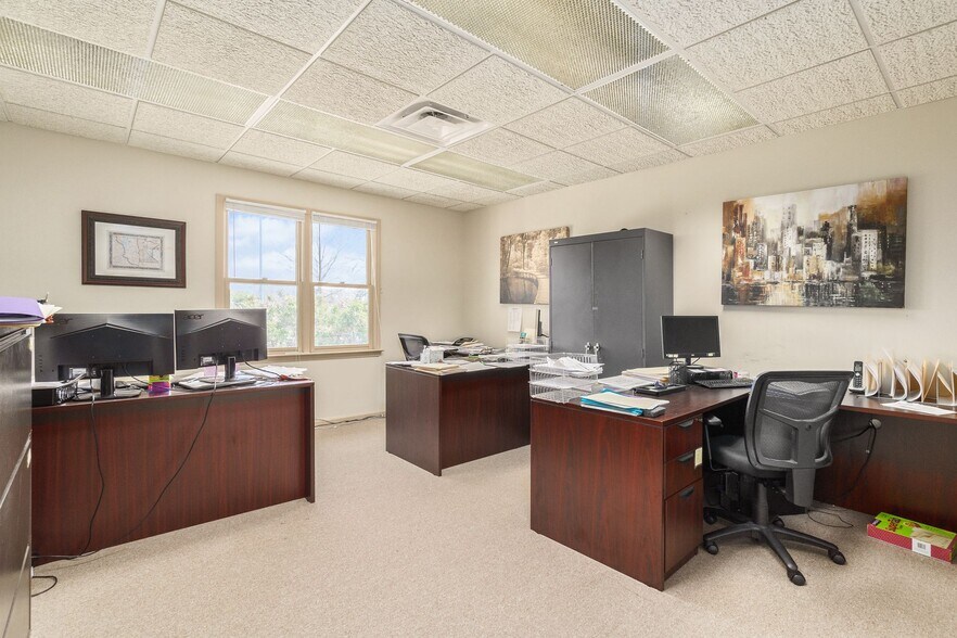 More Photos Of 261 W Johnstown Rd, Columbus Coworking Space