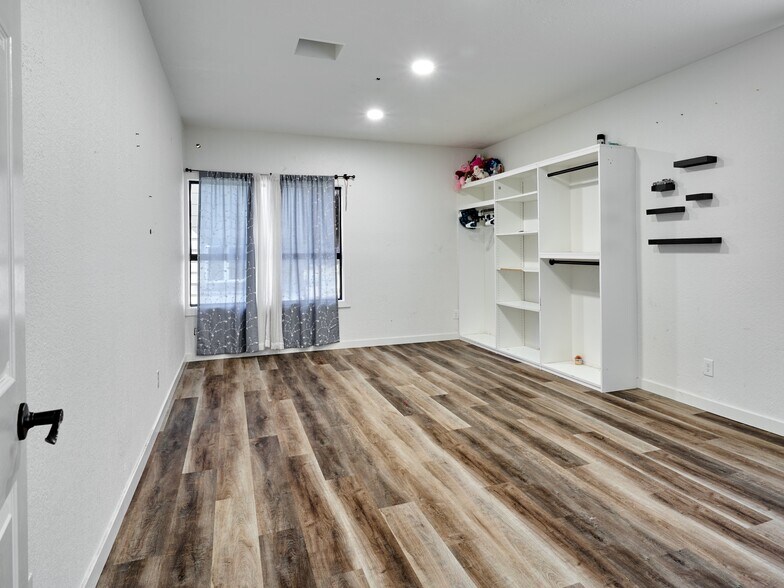 More Photos Of 1480 NE Laurel Ave, Woodburn Office For Sale