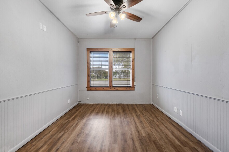 More Photos Of 807 Main St, Blanco Office For Sale