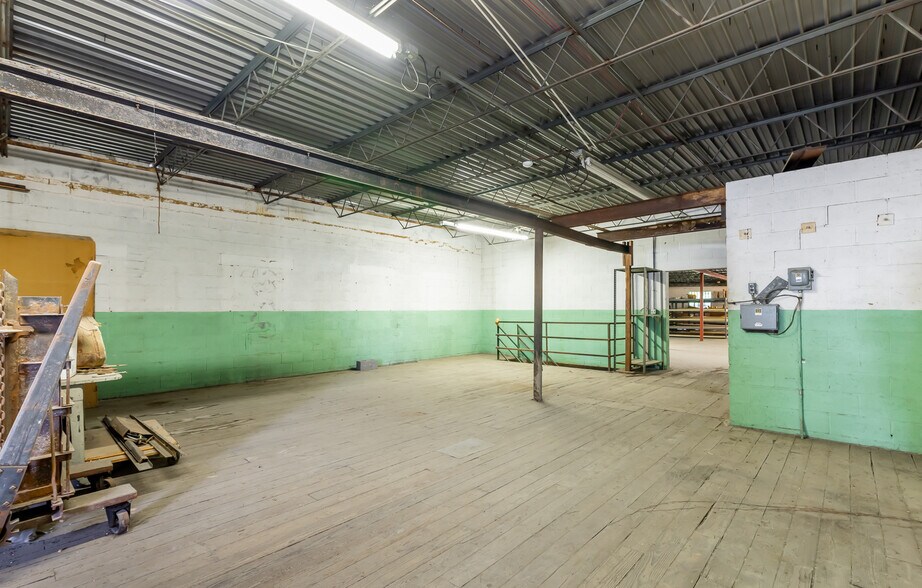 More Photos Of 927 E Madison St, Louisville Warehouse For Sale