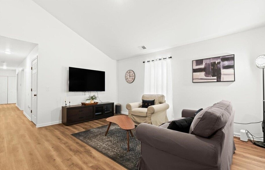 More Photos Of 545 Calgary St, Auburn Hills Specialty For Sale