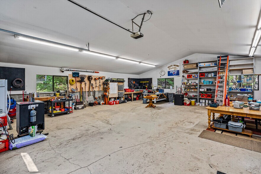 More Photos Of 11744 Galice Rd, Merlin Hotel For Sale