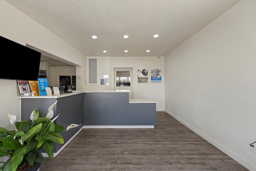 More Photos Of 720 W Lewis St, Pasco Hotel For Sale