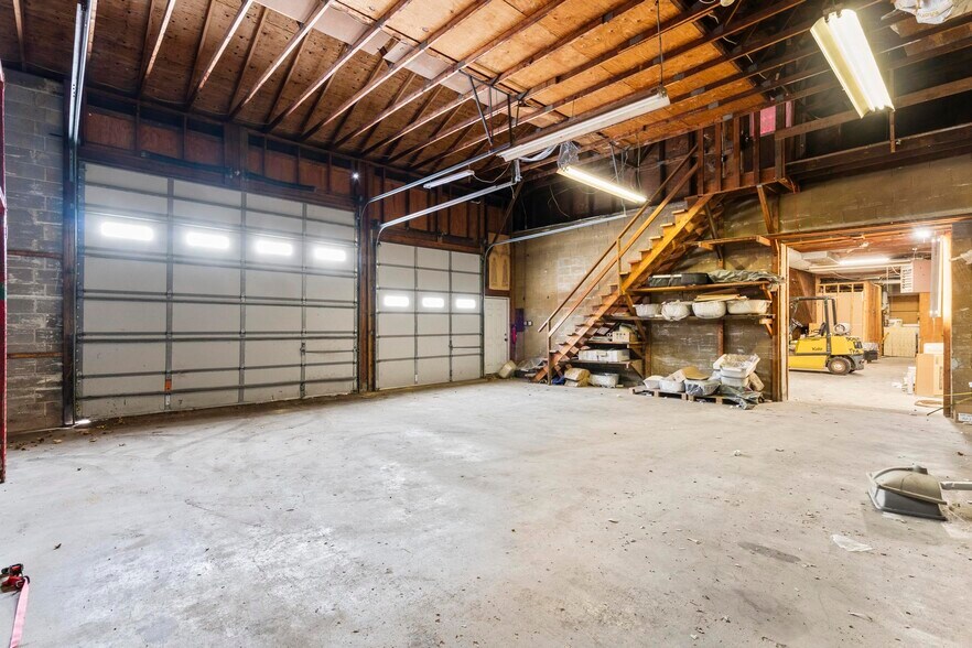 More Photos Of 62 Newton Ave, Plainville Auto Repair For Lease