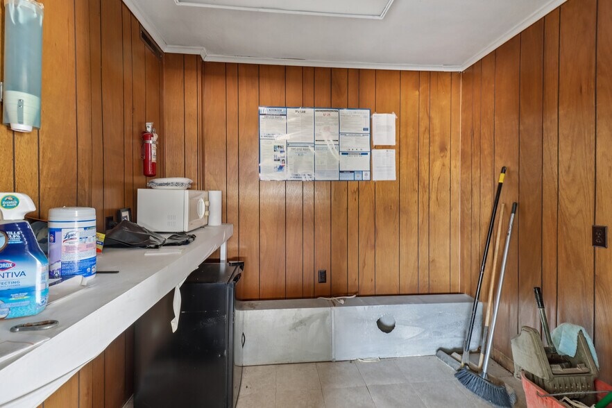 More Photos Of 801 Court Ave, Chariton Service Station For Sale