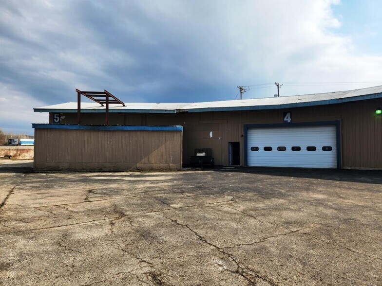 More Photos Of 400 Sussex St, Pewaukee Freestanding For Sale