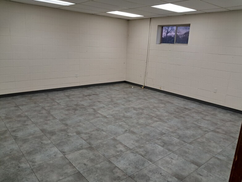 More Photos Of 1651 Kerr Dr, Jackson Flex For Sale