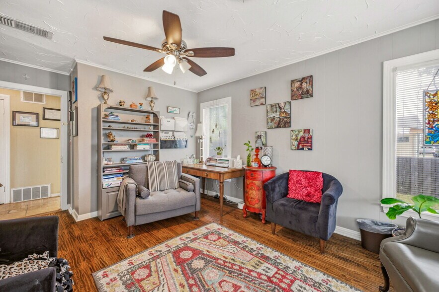 More Photos Of 416 S Morgan St, Granbury Office For Sale
