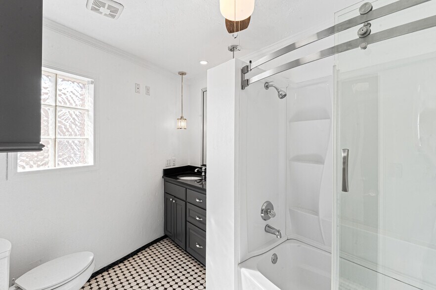 More Photos Of 410 W Harrison Ave, Guthrie Freestanding For Sale